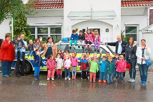 Die Kinder nahmen den Streifenwagen in Beschlag –­ auch beim Abschlussfoto. Foto: Rothfuß Foto: Schwarzwälder-Bote