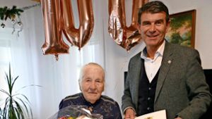 Emilia Streck bekam zu ihrem 100. Geburtstag von Bürgermeister Dieter Bischoff die Glückwunschurkunde des Ministerpräsidenten  überreicht. Foto: Sabine Stadler
