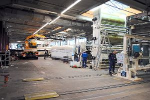 Mitarbeiter der Straub-Betriebstechnik und des Maschinenherstellers BHS Corrugated (Weihershammer) montieren in Blumberg die neue Wellpappenanlage. Foto: P. Gemeinder