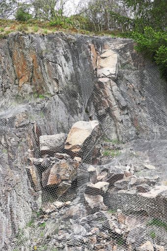 Tonnenschwere Felsabbrüche liegen  im Netz der Abhangsicherung am Ortseingang bei der Hammereisenbacher Hauptstraße.  Foto: Ketterer Foto: Schwarzwälder Bote