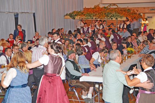 Es wurde getanzt und reichlich Flädlesuppe gegessen beim Flädlefest des Musikvereins Meßstetten.  Fotos: Lissy Foto: Schwarzwälder Bote