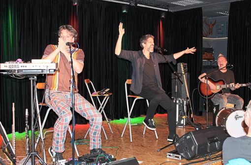 Sie begeistern mit ihrer Antidepressionsmusik das Furtwanger Publikum in der Kulturfabrik: Marc Leymann (die böse Mary), Pasquale Aleardi (Paco) und Jörg Hamers (Spike) von links nach rechts). Foto: Hajek