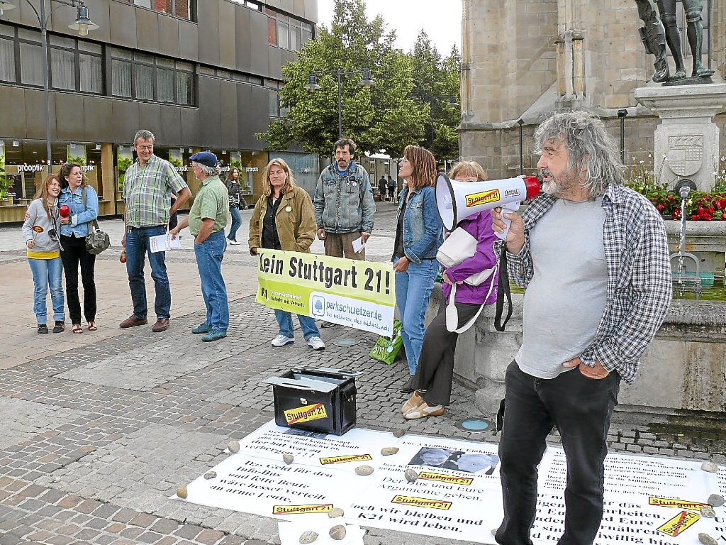 Gegner von Stuttgart 21 demonstrieren am Montag vor dem InfoMobil.   Foto: Westhauser