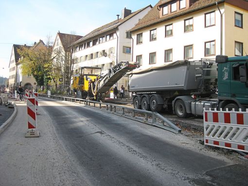 Der Verkehr auf der Stuttgarter Straße wurde stadteinwärts teilweise auf die linke Seite gelegt. Auf der anderen Seite wurde der Belag abgefräst.  Fotos: Breitenreuter Foto: Schwarzwälder Bote