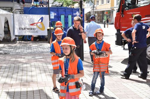 Gemeinsam geht es für die Mini-Feuerwehrleute ins Rathaus Foto: Wegner