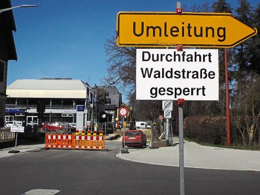 Seit Ende März ist die Waldstraße teilweise gesperrt. Auch die Polizei muss deshalb Umwege in Kauf nehmen.  Foto: Hennings