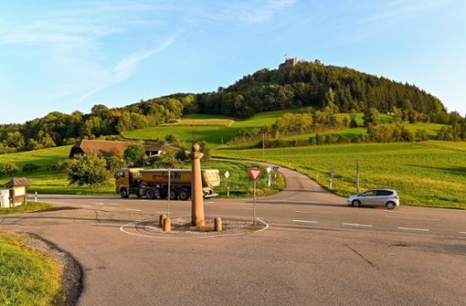Kommt der neue Radweg Richtung Emmersbach, wird hier auf der Passhöhe auf dem Schönberg eine Querungshilfe gebaut. Foto: /Baublies