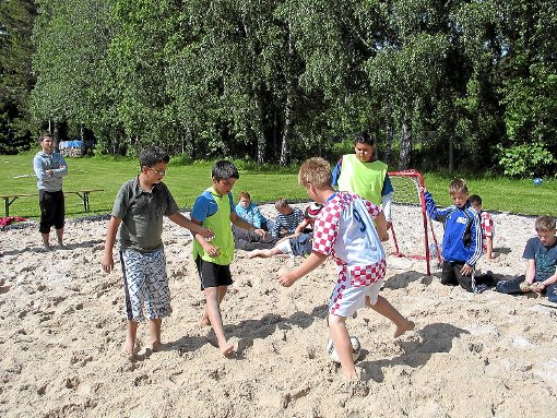 Fußball in der Sandkuhle des CVJM-Platzes: Das erfordert einiges an Geschicklichkeit und geht in die Waden. Foto: Privat Foto: Schwarzwälder-Bote