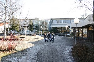 In den bisherigen Räumlichkeiten der Grund- und Hauptschule in der Mönchweilerstraße werden in Zukunft zwei Einrichtungen untergebracht: Die private Werkrealschule der Zinzendorfschulen und die bisherige öffentliche Grundschule.   Foto: Dorer