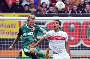 FC Augsburg (Callsen-Bracker/li.) hat VfB (Mohammed Abdellaoue) überflügelt Foto: dpa
