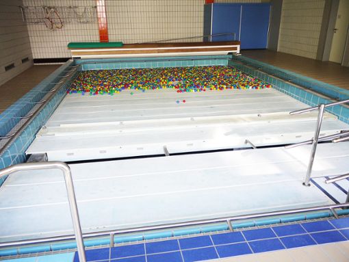 Der außer Betrieb: Im Schwimmbecken werden nur die Bälle für das Bällebad gereinigt. Foto: Eyrich Foto: Schwarzwälder Bote