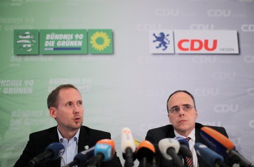 Der hessische CDU-Generalsekretär Peter Beuth (rechts) und der grüne Verhandlungsführer Kai Klose Foto: dpa