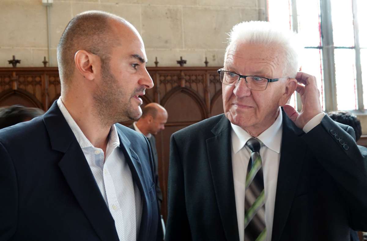 Finanzminister Danyal Bayaz und Ministerpräsident Winfried Kretschmann (beide Grüne) reden im Landtag über den Landesetat. Foto: dpa/Christian Johner
