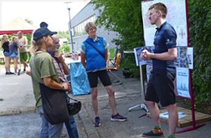 Mobilitätsmanager Ansgar Kundinger (rechts) erläutert den Besuchern während der Infoveranstaltung in Schwenningen die Vorteile einer Fahrradstraße. Foto: Rainer Bombardi