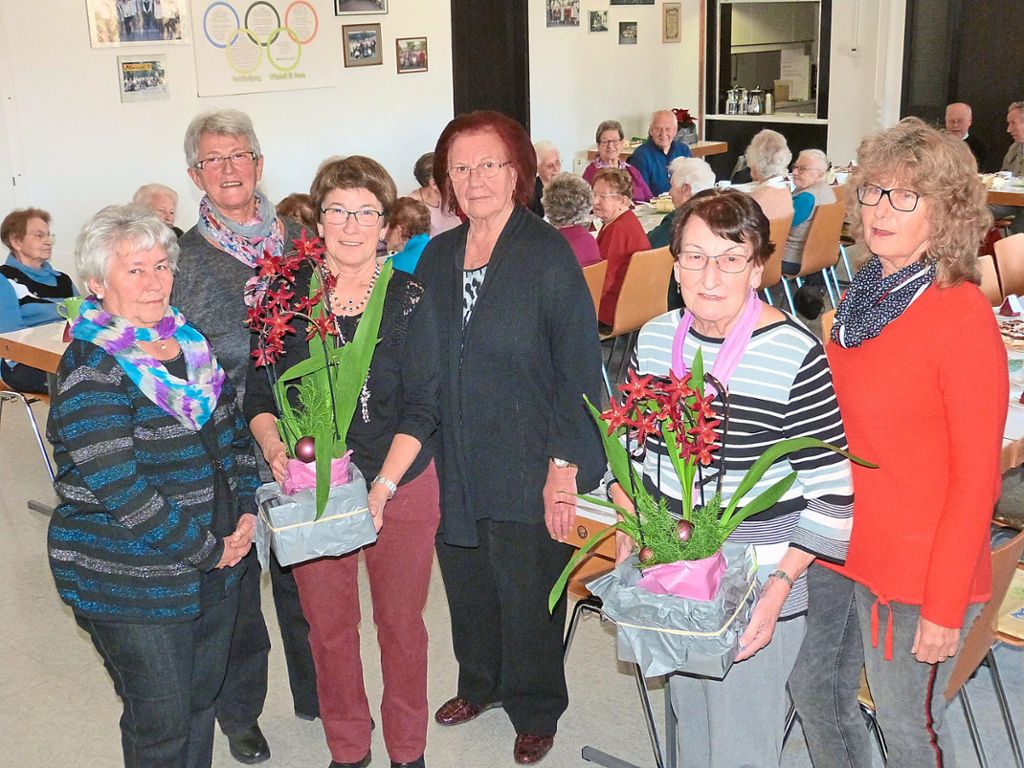 Mit Blumengeschenken wurden die beiden Leiterinnen des Owinger Seniorenwerkes Gisela Volm (Dritte von links) und Helga Kohle (Zweite von rechts) am Dienstag bei der Adventsfeier im Pfarrsaal verabschiedet. Foto: Kost