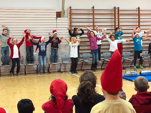 Die Simmozheimer Grundschüler verabschiedeten sich mit Gesang und Theaterspiel in die Weihnachtsferien.  Foto: Schule Foto: Schwarzwälder-Bote
