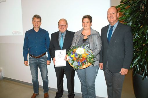 Glückwünsche zum Dienstjubiläum (von links): Wolfgang Pauli, Oliver und Sandra Juriatti sowie Oliver Schmid. Foto: Hertle Foto: Schwarzwälder Bote