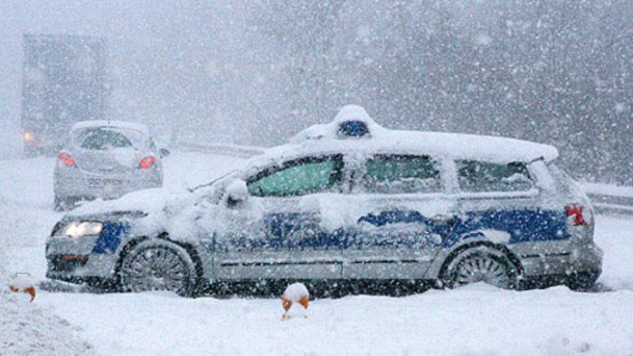 BMW-Fahrer kommt bei Bad Dürrheim wegen Schneeglätte ins Schleudern