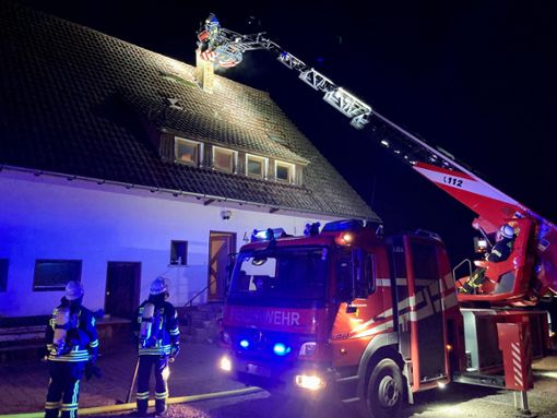 Die Feuerwehr wässerte mit Hilfe der Drehleiter das Dach, um ein Ausbreiten der Flammen zu verhindern.  Foto: Dold