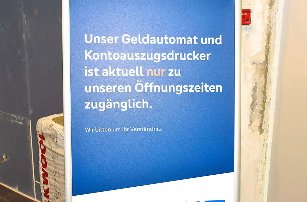 Bei der Volksbank in Empfingen will man nach der Wiedereröffnung vorsichtig bleiben. Foto: Baiker