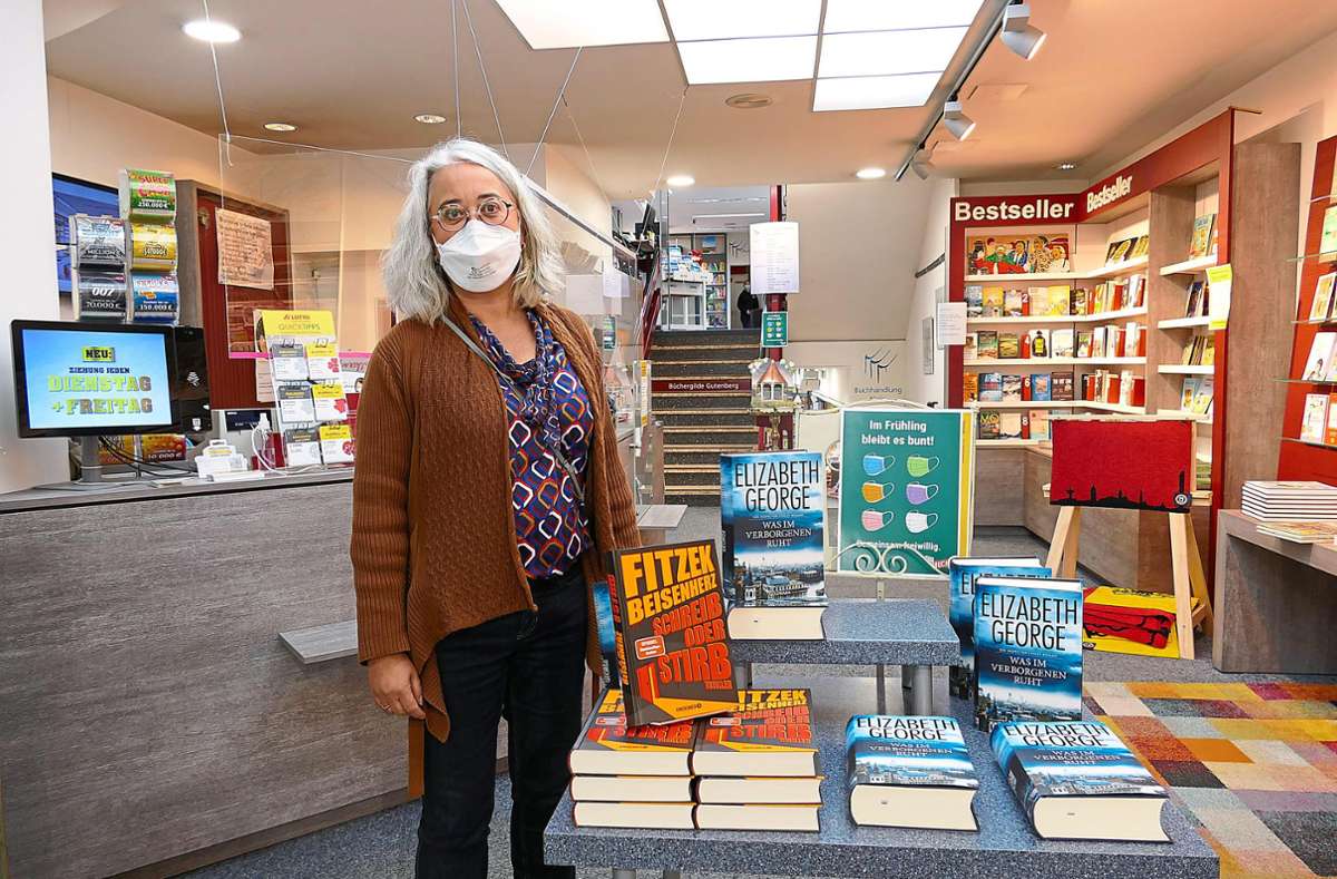 Sabina Kratt, Mitinhaberin der Buchhandlung Klein, sieht der Lockerung skeptisch entgegen.
