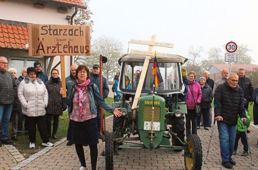 Das Ärztehaus muss her!!!, steht auf einem Kreuz, das auf einen Traktor montiert wurde. Foto: Steinmetz