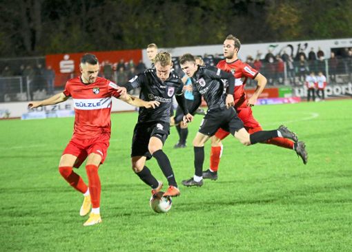 Ihr letztes Regionalligaspiel bestritt  die  TSG Balingen Ende Oktober  gegen den FC Gießen (1:1). Gut möglich ist aber,  dass Tim Wöhrle (links) und Co. im Dezember wieder spielen. Foto: Kara