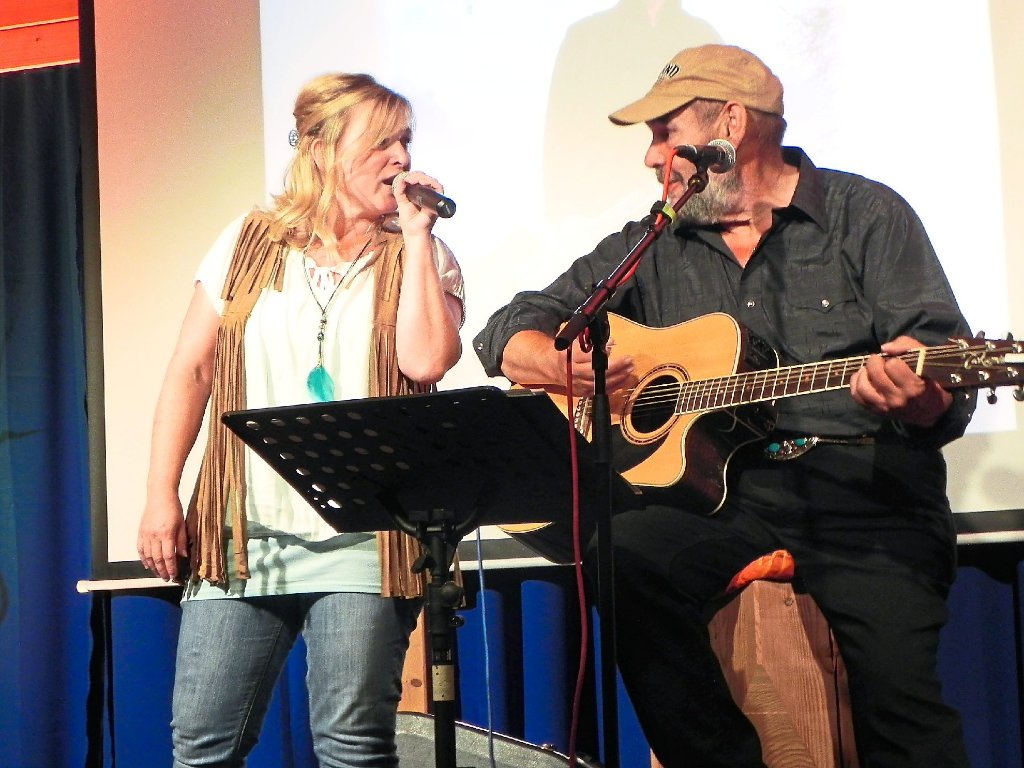 Kirsten Hedwig und Mandy Strobel sangen im Duett Musik von Johnny Cash. Foto: Blaich Foto: Schwarzwälder-Bote