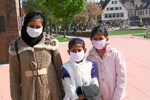 Schutzmasken tragen laut  Ärzten mit dazu bei, die Infektionswege wirksam zu stoppen.  Foto: Rath