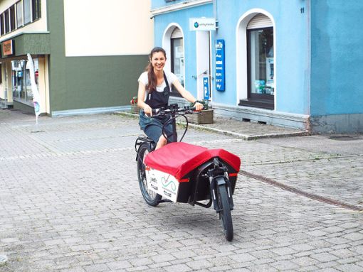 Fabienne Forgacs fährt mit dem Lastenrad. Sie findet, dass es sich kinderleicht bedienen lässt.  Foto: Herfurth Foto: Schwarzwälder Bote