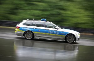 Die Polizei hat die A5 am Montagmorgen nach einem Unfall gesperrt. Foto: dpa