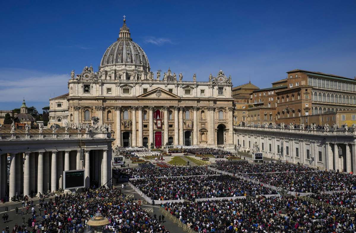 Messe  auf dem Petersplatz: Papst Franziskus spricht von einem „Ostern des Krieges“