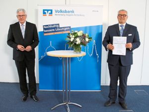 Links Aufsichtsrats-Vorsitzender Michael J. Schulz, rechts Jörg StahlFoto: Volksbank Foto: Schwarzwälder Bote