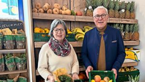 Der  Fördervereinsvorsitzende Heinz Winkler und seine Stellvertreterin Michaela Vetter   zeigen Lebensmittelkisten im Tafelladen. Foto: Störr