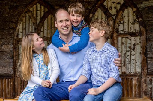 Zum britischen Vatertag veröffentlichte der Kensington Palace ein Bild von Prinz William mit seinen drei Kindern Prinz George (rechts), Prinzessin Charlotte und Prinz Louis. Foto: AFP/Kensington Palace/MILLIE PILKINGTON