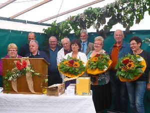 Für die Jubilare bei der Eisstockabteilung des TV Ebhausen gab es Blumen und Geschenke. Foto: privat Foto: Schwarzwälder-Bote