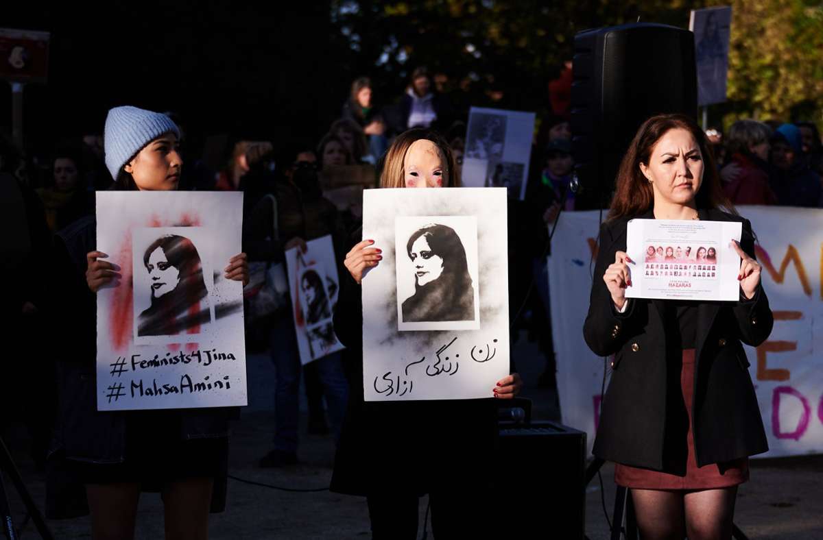 Weltweit protestieren Menschen wie hier in Berlin gegen das Regime im Iran. Foto: dpa/Annette Riedl