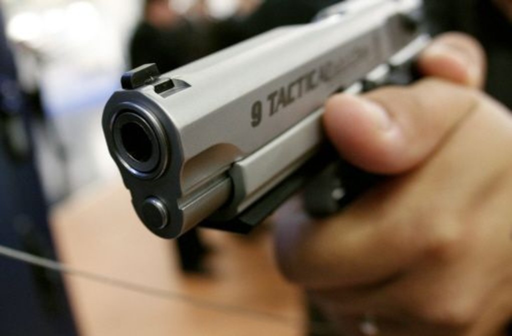 Ein Betrunkener bedroht in Ostfildern mehrere Menschen mit einer Pistole.  Foto: dpa/Symbolfoto