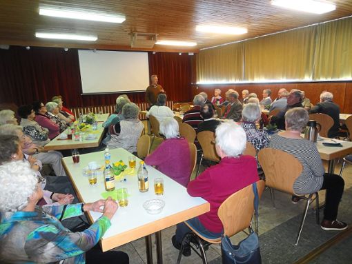 Gebannt hörten die Besucher den Ausführungen von Martin Flaig zur Geschichte der Hardter Urhöfe zu. Foto: Haberstroh Foto: Schwarzwälder Bote