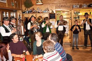 Für Riesenstimmung beim traditionellen Skihock im Vesperhäusle des Reinertonishofs sorgen die Musiker des Baslertal-Echos, die auch gerne bereit sind, ihre Instrumente mit Kindern zu teilen. Foto: Kommert Foto: Schwarzwälder Bote