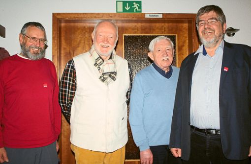 Gemeinderat Gerhard Mörk (von links), Ulrich Resch, Gründungsmitglied Gerd Vetter und der Vorsitzende Tilman Schwarz freuen sich über das stolze Alter des SPD-Ortsvereins. Foto: Biermayer
