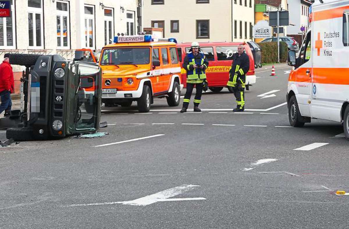 Unfall in Calmbach: Auto kippt um: ein Verletzter, 18.000 Euro Schaden