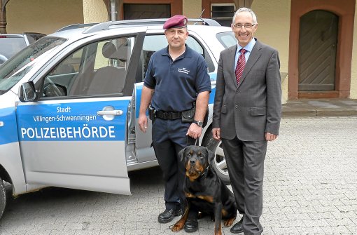 Der Rottweiler Boris vom Kinzigtal hält still neben Achim Singer (links) und OB Rupert Kubon. Foto: Klausner Foto: Schwarzwälder-Bote