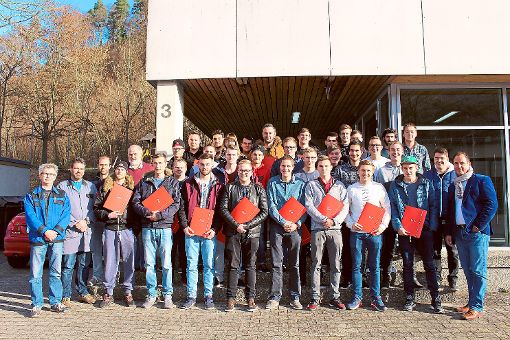 Die Abschlussklasse der Industriemechaniker am Standort Oberndorf der Beruflichen Schulen mit ihren Lehrern und Betreuern Foto: Fahrland Foto: Schwarzwälder-Bote
