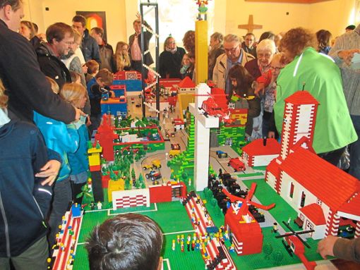 Die bunte Lego-Stadt stößt bei den Besuchern im Gemeindehaus auf reges Interesse.  Foto: Leinemann Foto: Schwarzwälder Bote