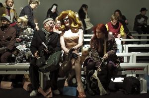 Die Londoner Konzept-Künstlerin Pandemonia (Mitte) spricht mit anderen Gästen bei der Show von KTZ. Foto: dpa