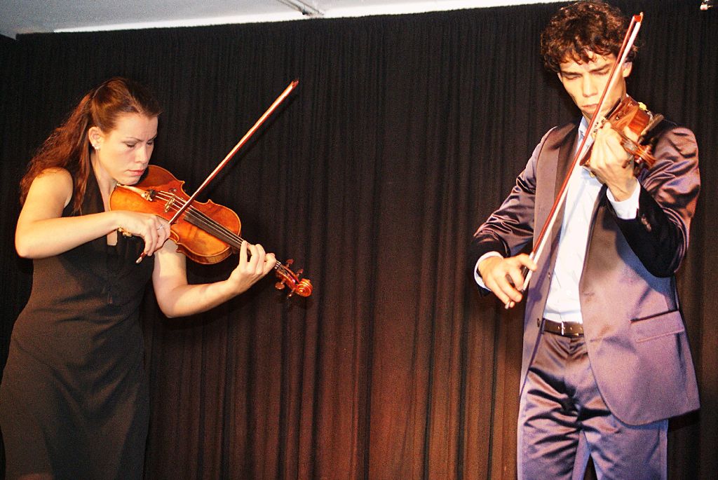 Auf eine musikalische Weltreise ging das Violinenduo Twiolins mit dem Winterlinger Publikum. Foto: Müller Foto: Schwarzwälder-Bote