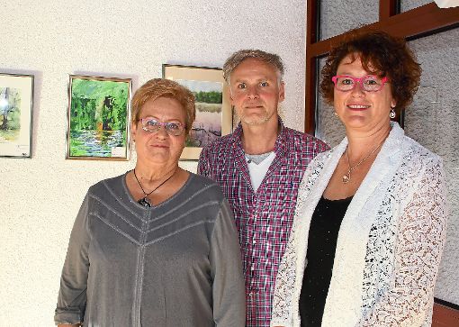 Annette Hengstler (rechts) eröffnete die Ausstellung von Ingeborg Brusch (links). Auch Bruschs Dozent, Norbert Schmitt, von der VHS VS kam zur Vernissage.  Foto: Schwörer Foto: Schwarzwälder-Bote