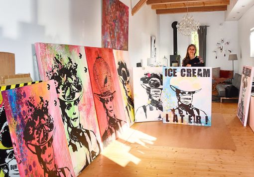 Eine ganze Serie Bollenhutbilder hat Silke Leffler gemalt. Ein neues, spannende Projekt, wie sie sagt. Foto: Siegmeier