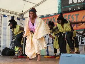 Ein vielseitiges Programm mit Musik und Tänzen läuft auf der Bühne des Afrika-Fests ab  Archiv-Fotos: Michel Foto: Schwarzwälder-Bote